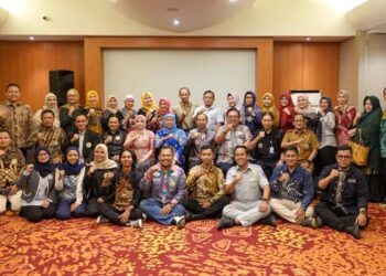 Wakil Gubernur (Wagub) Kalimantan Selatan, H Hasnuryadi Sulaiman dan isteri, drg Hj Ellyana Trisya serta Gubernur Jatim, Hj Khofifah Indar Parawansa berfoto bersama Ikatan Alumni (IKA) Unair wilayah Kalsel disela silaturrahmi