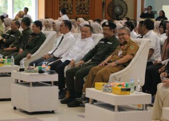 Asisten Bidang Perekonomian dan Pembangunan Setdaprov Kalsel, Dr Ariadi Noor tampak berfoto bersama Menteri Sosial (Mensos) RI, Saifullah Yusuf dan anggota Komisi VIII DPR RI dapil Kalsel, H Sudian Noor pada kegiatan dialog bersama pilar-pilar sosial di Kalsel, di Banjarbaru