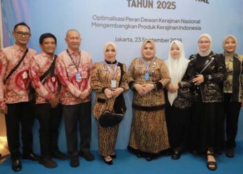 Ketua Dewan Kerajinan Nasional Daerah (Dekranasa) Provinsi Kalimantan Selatan, Hj Fathul Jannah Muhidin berfoto bersama disela menghadiri Rapat kerja nasional (Rakernas) Dekranas tahun 2025 di Jakarta