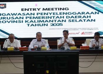 Sekdaprov Kalimantan Selatan, HM Syarifuddin (dua dari kiri) ketika menghadiri dan menyampaikan sambutan tertulis Gubernur Kalsel pada entry meeting pengawasan penyelenggaraan urusan pemerintahan daerah Provinsi Kalsel tahun 2025