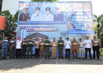Gubernur Kalimantan Selatan, H Muhidin, Wagub, Hasnuryadi Sulaiman bersama Pangdam XXII Tambun Bungai, Pangdam VI Mulawarman serta pimpinan Forkopimda Kalsel dan Kepala Kanwil PT Jara Raharja Kalsel secara smimbolis memegang STNK Kendaraan Bermotor