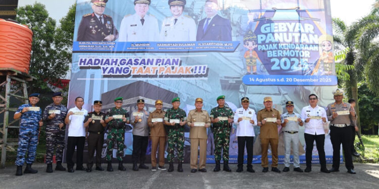 Gubernur Kalimantan Selatan, H Muhidin, Wagub, Hasnuryadi Sulaiman bersama Pangdam XXII Tambun Bungai, Pangdam VI Mulawarman serta pimpinan Forkopimda Kalsel dan Kepala Kanwil PT Jara Raharja Kalsel secara smimbolis memegang STNK Kendaraan Bermotor