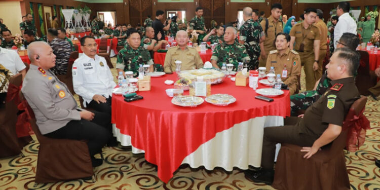 Gubernur Kalimantan Selatan, H Muhidin, Wagub, Hasnuryadi Sulaiman bersama Pangdam XXII Tambun Bungai, Mayjen TNI Zainul Arifin, Pangdam VI Mulawarman, Mayjen TNI Rudy Rachmat Nugraha serta pimpinan Forkopimda Kalsel saat ramah tamah usai alih Kodal Korem 101 Antasari dari Kodam VI Mulawarman ke Kodam XXII Tambun Bangui