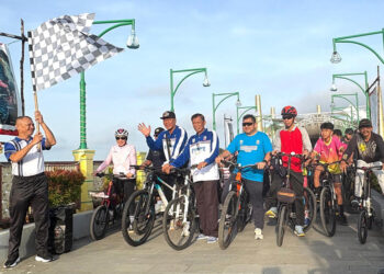 PARA peserta Funbike bersiap memulai start di kawasan Siring Laut Kotabaru, Minggu (19/10).