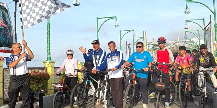 PARA peserta Funbike bersiap memulai start di kawasan Siring Laut Kotabaru, Minggu (19/10).