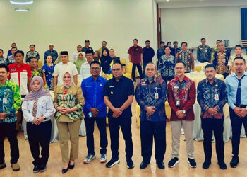 WABUP Kotabaru Syairi Mukhlis berfoto bersama usai menghadiri peluncuran Strategi Informasi Tata Kelola Isu Publik Berbasis Media Sosial di Ballroom Hotel Grand Surya, Kamis (2/10).