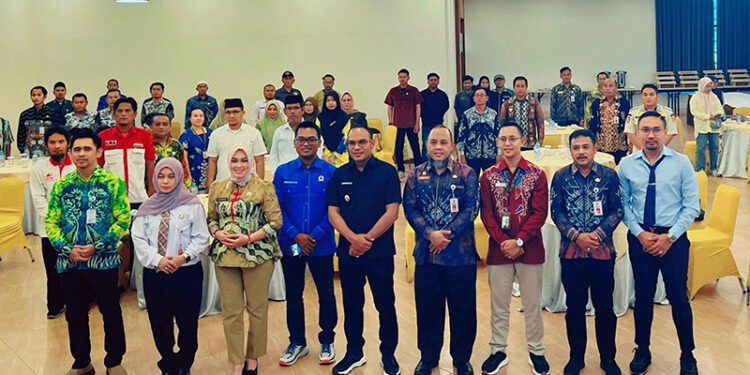 WABUP Kotabaru Syairi Mukhlis berfoto bersama usai menghadiri peluncuran Strategi Informasi Tata Kelola Isu Publik Berbasis Media Sosial di Ballroom Hotel Grand Surya, Kamis (2/10).