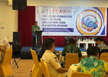 Asisten Administrasi Umum Setdakab Kotabaru Slamet Riyadi saat membuka Bimtek SP4N-Lapor, Kamis (2/10).