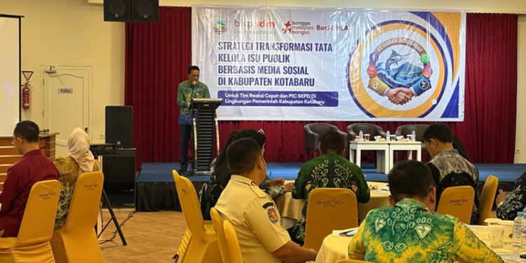 Asisten Administrasi Umum Setdakab Kotabaru Slamet Riyadi saat membuka Bimtek SP4N-Lapor, Kamis (2/10).