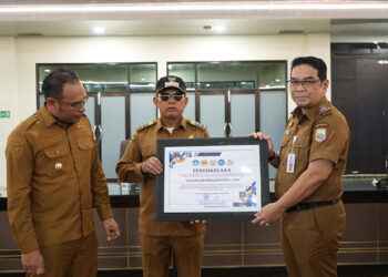 BUPATI Kotabaru Muhammad Rusli didampingi Wakil Bupati Syairi Mukhlis di Aula Bamega Setda Kotabaru saat menerima penghargaan yang diserahkan Sekretaris Daerah Eka Sapruddin, Senin (6/10).