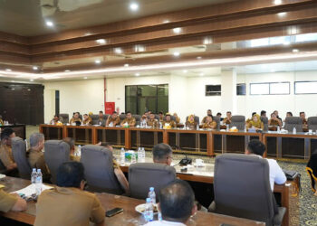 SUASANA acara penandatanganan komitmen bersama kepala SKPD dan camat dalam penyelesaian TLRHP BPK Semester II di Aula Bamega, Senin (6/10).