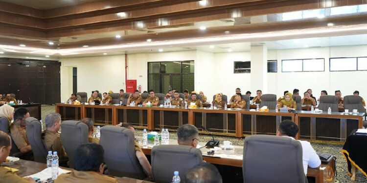 SUASANA acara penandatanganan komitmen bersama kepala SKPD dan camat dalam penyelesaian TLRHP BPK Semester II di Aula Bamega, Senin (6/10).