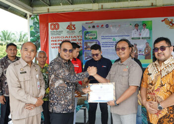 WAKIL Bupati Kotabaru berfoto bersama usai melaunching pelaksanaan intervensi warga miskin produktif, di Panggung Seni Budaya Wisata Alam Gua Lowo, Kecamatan Kelumpang Hilir, Sabtu (4/10).