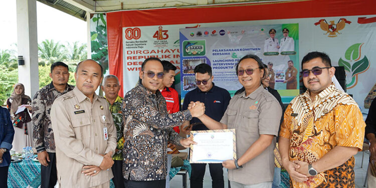 WAKIL Bupati Kotabaru berfoto bersama usai melaunching pelaksanaan intervensi warga miskin produktif, di Panggung Seni Budaya Wisata Alam Gua Lowo, Kecamatan Kelumpang Hilir, Sabtu (4/10).