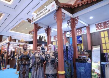 Ketua Dekranasda Provinsi Kalsel, Hj Fathul Jannah berfoto bersama Wakil Ketua, drg Ellyana Trisya Hasnuryadi dan Ketua DWP Provinsi Kalsel, Ny Masrupah disela menghadiri pameran kerajinan terbesar di Asia Tenggara, The Jakarta International Handicraft Trade Fair (INACRAFT) digelar di Jakarta International Convention Center (JICC), Jakarta