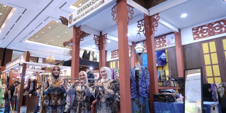 Ketua Dekranasda Provinsi Kalsel, Hj Fathul Jannah berfoto bersama Wakil Ketua, drg Ellyana Trisya Hasnuryadi dan Ketua DWP Provinsi Kalsel, Ny Masrupah disela menghadiri pameran kerajinan terbesar di Asia Tenggara, The Jakarta International Handicraft Trade Fair (INACRAFT) digelar di Jakarta International Convention Center (JICC), Jakarta