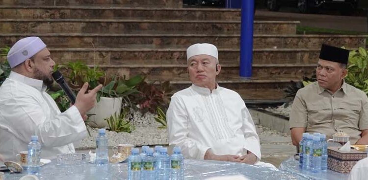 Gubernur Kalimantan Selatan, H Muhidin saat menerima kunjungan Pangdam XXII Tambun Bungai, Mayjen TNI Zainal Arifin, di Banjarmasin