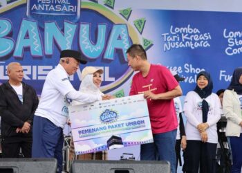 Gubernur Kalimantan Selatan, H Muhidin didampingi isteri, Hj Fathul Jannah saat menyerahkan hadiah umrah pada peserta Funbike Banua Qristival 2025