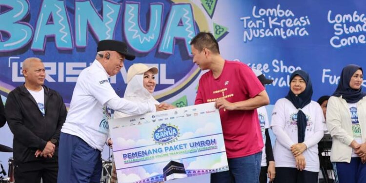 Gubernur Kalimantan Selatan, H Muhidin didampingi isteri, Hj Fathul Jannah saat menyerahkan hadiah umrah pada peserta Funbike Banua Qristival 2025