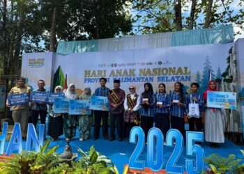 Gubernur Kalimantan Selatan, H Muhidin bersama Ketua Tim Penggerak PKK Kalsel, Hj Fathul Jannah berfoto bersama usai menyerahkan paket makanan olahan ikan kepada anak pada puncak peringatan Hari Anak Nasional (HAN) ke-41 tingkat Provinsi Kalsel, di Loksado.