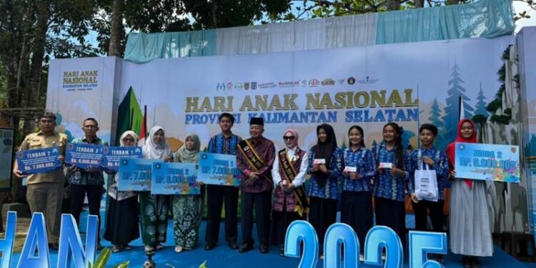 Gubernur Kalimantan Selatan, H Muhidin bersama Ketua Tim Penggerak PKK Kalsel, Hj Fathul Jannah berfoto bersama usai menyerahkan paket makanan olahan ikan kepada anak pada puncak peringatan Hari Anak Nasional (HAN) ke-41 tingkat Provinsi Kalsel, di Loksado.