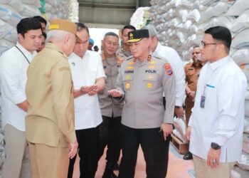 Gubernur Kalimantan Selatan, H Muhidin bersama Kapolda Kalsel, Irjen Pol Rosyanto Yudha Hermawan saat monitoring beras di gudang Bulog Kalsel