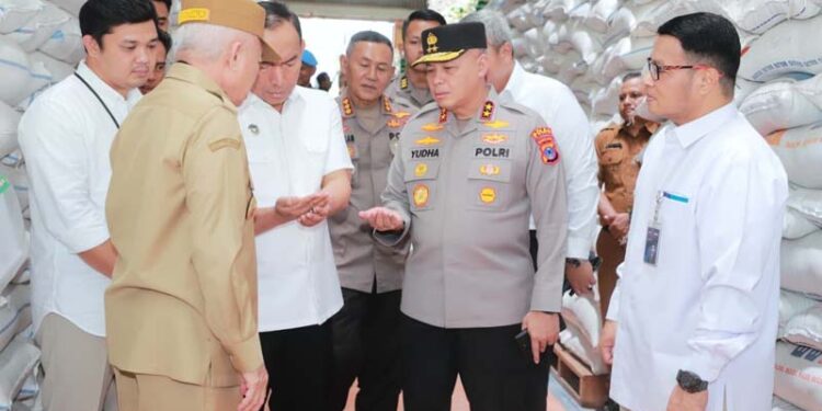 Gubernur Kalimantan Selatan, H Muhidin bersama Kapolda Kalsel, Irjen Pol Rosyanto Yudha Hermawan saat monitoring beras di gudang Bulog Kalsel