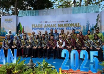 Gubernur Kalimantan Selatan, H Muhidin bersama Ketua Tim Penggerak PKK Provinsi Kalsel, Hj Fathul Jannah berfoto bersama pengurus Forum Anak Kalsel, usai dikukuhkan disela peringatan Hari Anak Nasional (HAN) ke-41 tingkat Provinsi Kalsel, di Loksado, Kabupaten Hulu Sungai Selatan (HSS)