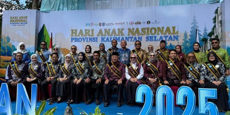 Gubernur Kalimantan Selatan, H Muhidin bersama Ketua Tim Penggerak PKK Provinsi Kalsel, Hj Fathul Jannah berfoto bersama pengurus Forum Anak Kalsel, usai dikukuhkan disela peringatan Hari Anak Nasional (HAN) ke-41 tingkat Provinsi Kalsel, di Loksado, Kabupaten Hulu Sungai Selatan (HSS)