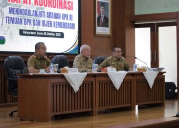 GUBERNUR Kalimantan Selatan H Muhidin (tengah) saat memimpin rapat koordinasi (Rakor) menindaklanjuti arahan Komisi Pemberantasan Korupsi (KPK) dan temuan Badan Pemeriksa Keuangan (BPK) Perwakilan Provinsi Kalsel dan Inspektorat Jenderal Kemendagri.