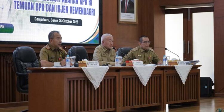 GUBERNUR Kalimantan Selatan H Muhidin (tengah) saat memimpin rapat koordinasi (Rakor) menindaklanjuti arahan Komisi Pemberantasan Korupsi (KPK) dan temuan Badan Pemeriksa Keuangan (BPK) Perwakilan Provinsi Kalsel dan Inspektorat Jenderal Kemendagri.