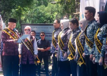 Gubernur Kalimantan Selatan, H Muhidin bersama Ketua Tim Penggerak PKK Provinsi Kalsel, Hj Fathul Jannah saat mengukuhkan Ayah-Bunda FAD (Forum Anak Daerah) Kabupaten/Kota dan menyerahkan Piagam Kabupaten Layak Anak (KLA) se-Kalsel