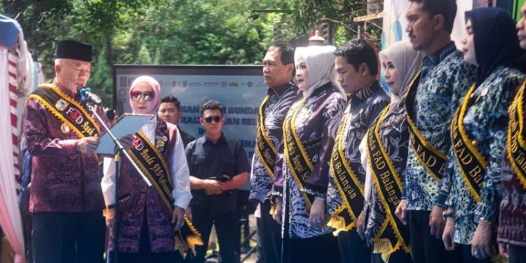 Gubernur Kalimantan Selatan, H Muhidin bersama Ketua Tim Penggerak PKK Provinsi Kalsel, Hj Fathul Jannah saat mengukuhkan Ayah-Bunda FAD (Forum Anak Daerah) Kabupaten/Kota dan menyerahkan Piagam Kabupaten Layak Anak (KLA) se-Kalsel