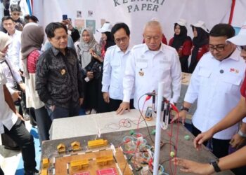 HASIL INOVASI - Menteri Ekonomi Kreatif (Ekrap) Teuku Riefky Harsya bersama Gubernur Kalsel H Muhidin dan Wakil Gubernur Hasnuryadi Sulaiman, melihat-lihat hasil inovasi dari para siswa SMAN Banua Kalsel.