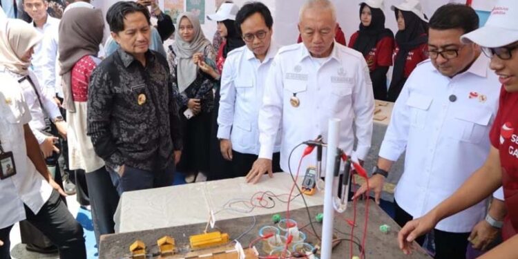 HASIL INOVASI - Menteri Ekonomi Kreatif (Ekrap) Teuku Riefky Harsya bersama Gubernur Kalsel H Muhidin dan Wakil Gubernur Hasnuryadi Sulaiman, melihat-lihat hasil inovasi dari para siswa SMAN Banua Kalsel.