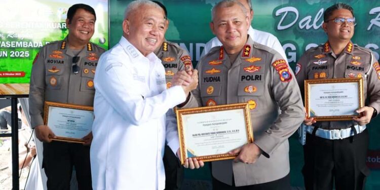 GUBERNUR Kalimantan Selatan H Muhidin di sela penanaman jagung serentak menyerahkan penghargaan kepada Kapolda Kalsel Irjen Pol Rosyanto Yudha Hermawan atas dukungannya terhadap swasembada pangan di Kalsel.