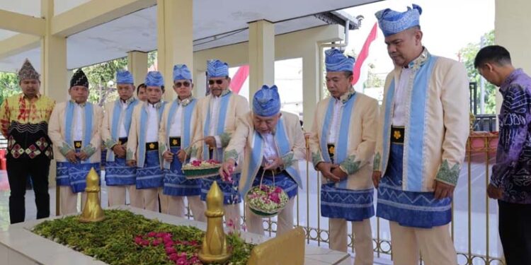 GUBERNUR Kalimantan Selatan H Muhidin menabur bunga di makam Pahlawan Nasional Pangeran Antasari, disaksikan pejabat dari unsur Forum Koordinasi Pimpinan Daerah (Forkopimda) Kalsel.