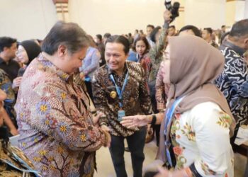 Wakil Gubernur (Wagub) Kalimantan Selatan, H Hasnuryadi Sulaiman saat berjabat tangan dengan Menko Bidang Perekonomian, Airlangga Hartarto, disela menghadiri Rapat Koordinasi Nasional Tim Percepatan Akses Keuangan Daerah (Rakornas TPAKD) Tahun 2025 yang digelar di Jakarta