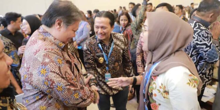 Wakil Gubernur (Wagub) Kalimantan Selatan, H Hasnuryadi Sulaiman saat berjabat tangan dengan Menko Bidang Perekonomian, Airlangga Hartarto, disela menghadiri Rapat Koordinasi Nasional Tim Percepatan Akses Keuangan Daerah (Rakornas TPAKD) Tahun 2025 yang digelar di Jakarta