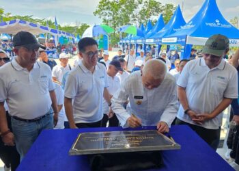 Gubernur Kalimantan Selatan, H Muhidin saat menandatangani prasasti sebagai tanda diresmikannya kantor baru Bank Kalsel di kawasan Perkantoran Pemprov Kalsel di Banjarbaru, antara lain disaksikan Sekdaprov Kalsel, HM Syarifuddin dan Direktur Utama Bank Kalsel, Fachruddin