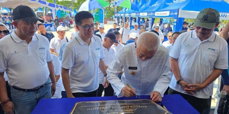 Gubernur Kalimantan Selatan, H Muhidin saat menandatangani prasasti sebagai tanda diresmikannya kantor baru Bank Kalsel di kawasan Perkantoran Pemprov Kalsel di Banjarbaru, antara lain disaksikan Sekdaprov Kalsel, HM Syarifuddin dan Direktur Utama Bank Kalsel, Fachruddin