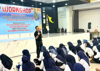 Instruktur Workshop Senam Ceria Pembelajaran Deep Learning Kak Agus dari Yogyakarta saat memberikan materi di Gedung Paris Barantai, Minggu (12/10).