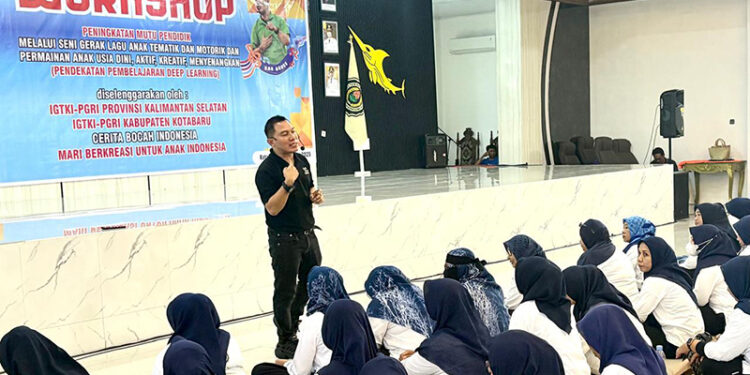 Instruktur Workshop Senam Ceria Pembelajaran Deep Learning Kak Agus dari Yogyakarta saat memberikan materi di Gedung Paris Barantai, Minggu (12/10).