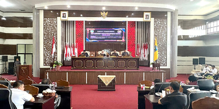 SUASANA rapat paripurna di Ruang Rapat Paripurna DPRD Kotabaru, Senin (13/10).