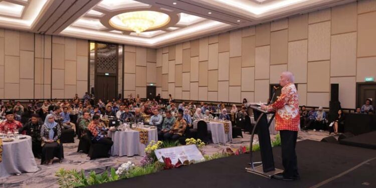 GUBERNUR Kalimantan Selatan H Muhidin menyampaikan arahan sekaligus membuka High Level Meeting Tim Pengendalian Inflasi Daerah (HLM TPID) Provinsi Kalimantan Selatan tahun 2025, di Hotel Sheraton Surabaya.