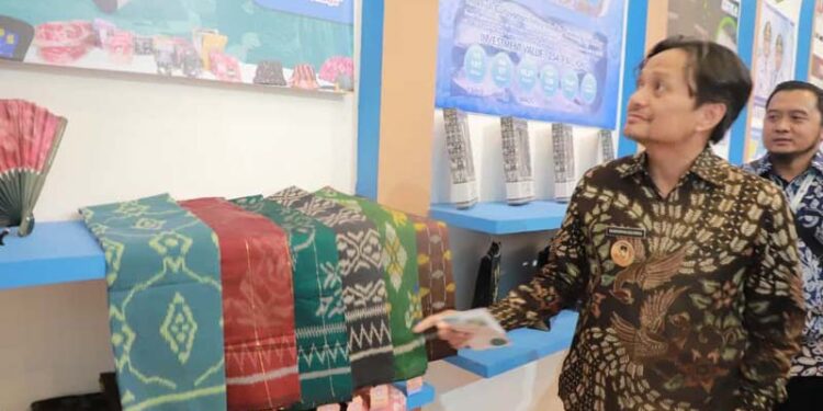 Wakil Gubernur (Wagub) Kalimantan Selatan, Hasnuryadi Sulaiman (dua dari kiri) saat menghadiri pembukaan Minerba Convex 2025 yang digelar oleh Kementerian Energi dan Sumber Daya Mineral (ESDM) di Jakarta