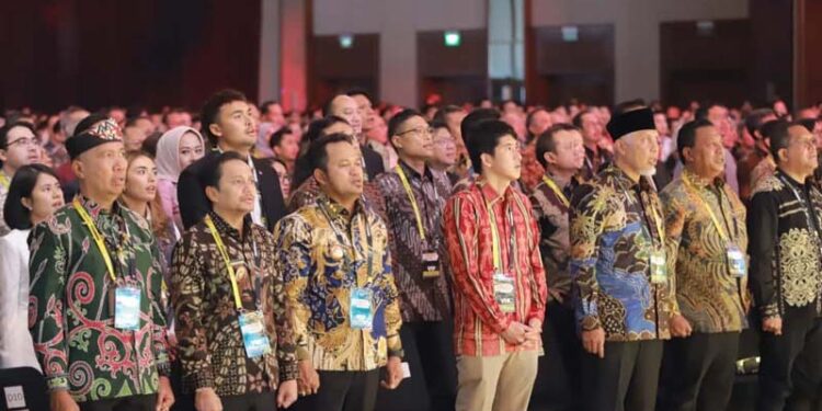 Wakil Gubernur (Wagub) Kalimantan Selatan, Hasnuryadi Sulaiman saat mengunjungi sejumlah produk kerajinan lokal di lokasi Trade Expo Indonesia (TEI) ke-40 di Indonesia Convention Exhibition (ICE) BSD City, Tangerang Selatan