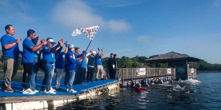 Sekretaris Daerah Provinsi (Sekdaprov) Kalimantan Selatan, Muhammad Syrifuddin, MPd saat mengibarkan bendera start sebagai tanda dilepasnya Banua Triathlon Challenge (BTC) 2025