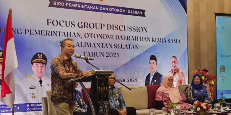 Sekretaris Daerah Provinsi (Sekdaprov) Kalimantan Selatan, Muhammad Syarifuddin, MPd saat menyampaikan sambutan dan sekaligus membuka Rapat Koordinasi dan Evaluasi Bidang Pemerintahan, Otonomi Daerah dan Kerjasama se-Kalimantan Selatan Tahun 2025 di Hotel Tara, Yogyakarta