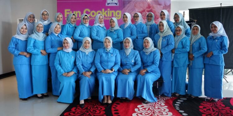 IWABRI Cabang Kotabaru berfoto bersama pada acara Fun Cooking, Sabtu (18/10).